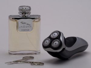 Éventail complet de produits et accessoires de soins pour homme, symbolisant la variété des conseils beauté proposés par Idées Bien-être.